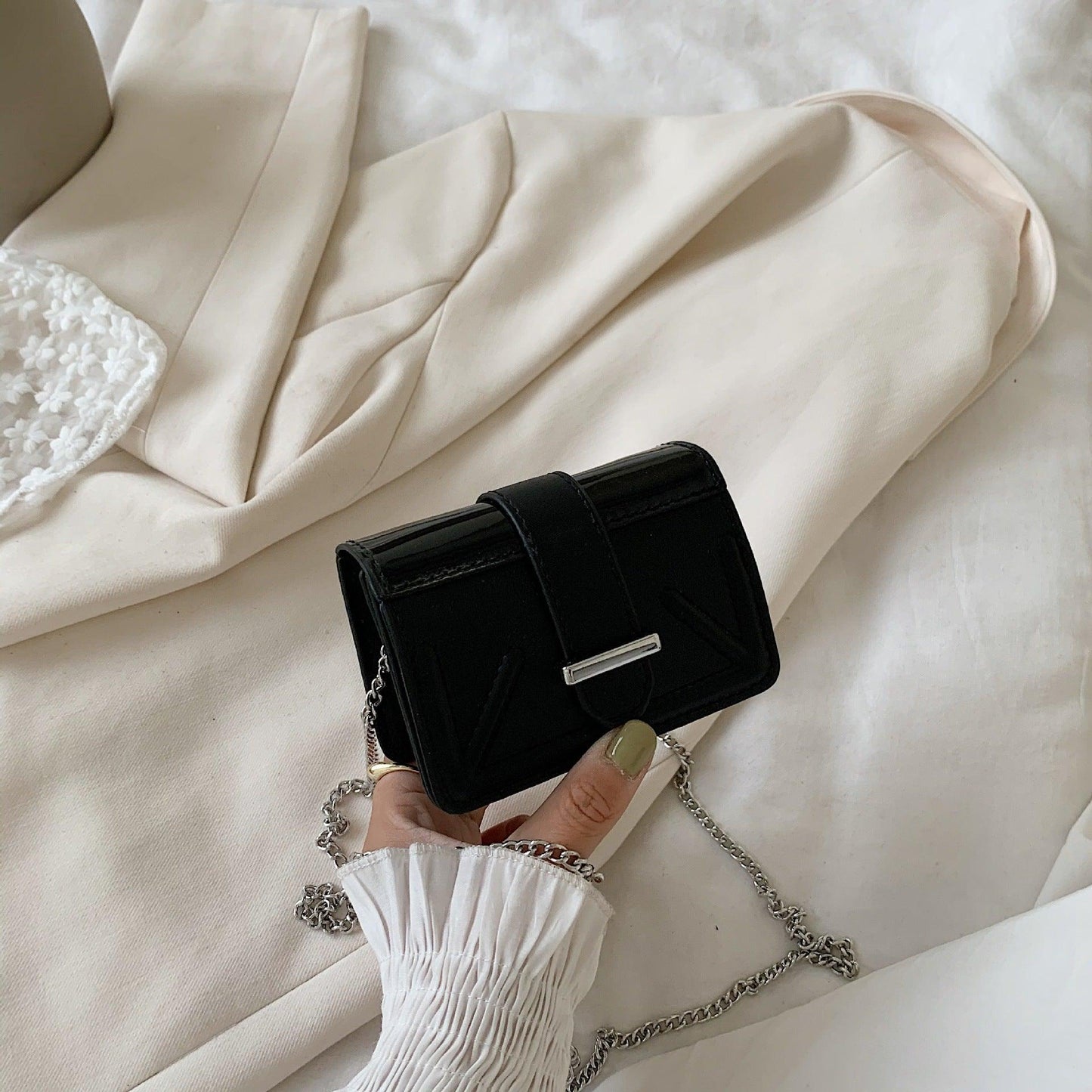 This Stylish Small Square Bag Features A Unique Combination Of Solid Colors, With A Chic And Modern Finish. - BUNNY BAZAR